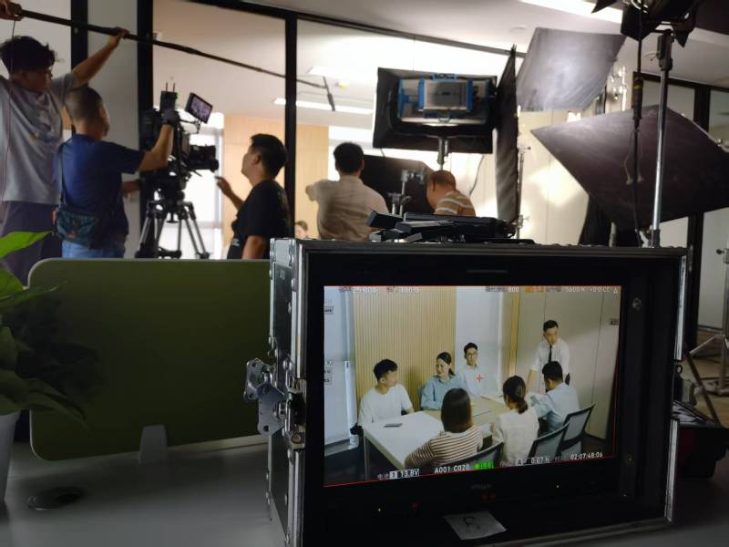 雅安TVC拍摄公司：科技产品视觉化大师，诠释未来感与功能美学